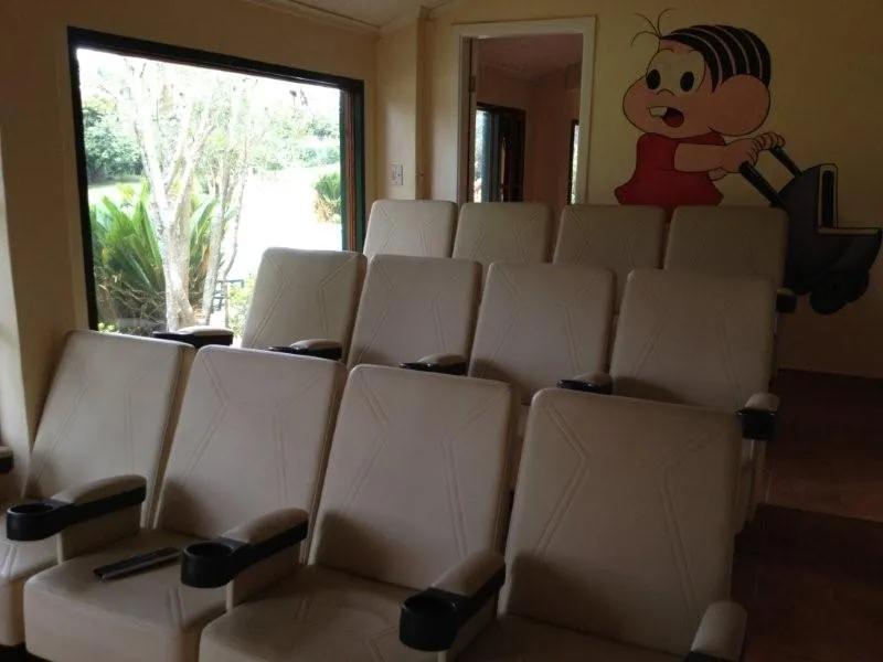 Sala de cinema e sala de bilhar